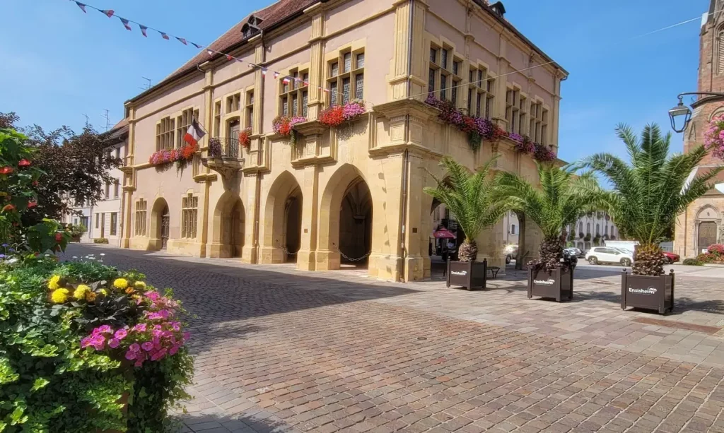 Hôtel de Ville d’Ensisheim en septembre 2025 – centre historique de la commune dans le Haut-Rhin, proche des biens immobiliers proposés par RBM Immo